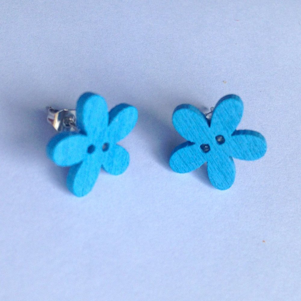 Orecchini a lobo con fiori azzurri in legno