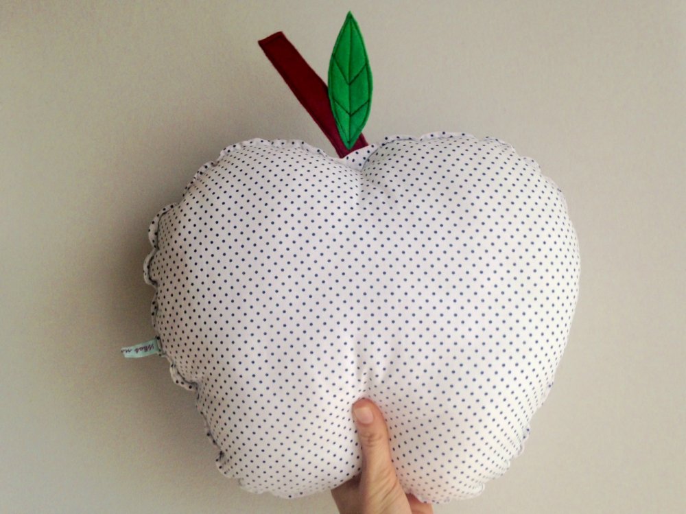 Cuscino a pois blu su 100% cotone bianco, inserto in feltro, ideale per la camera dei bambini 01.