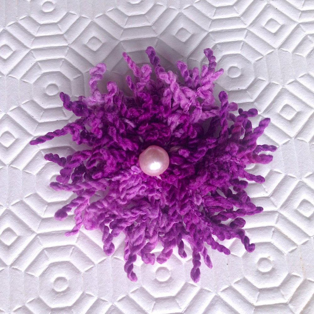 Spilla con fiore petaloso nelle tonalit del viola con perla rosa centrale, fatto a mano con flower loom