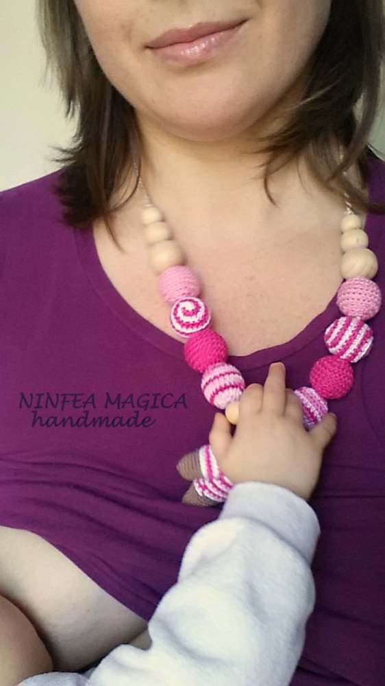 Collana da allattamento e babywearing con il  pupazzo sonaglio