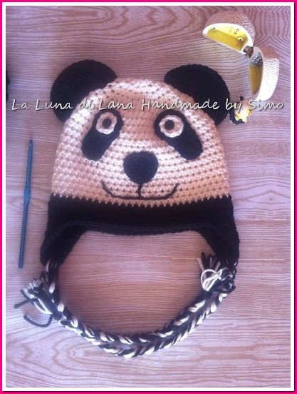 Cappellino uncinetto per bambino o bambina a forma di panda.