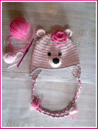 Cappellino da bambina a uncinetto, a forma di orsetto rosa