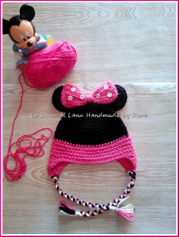 Cappellino per bambina ispirato a Minnie, realizzato ad uncinetto