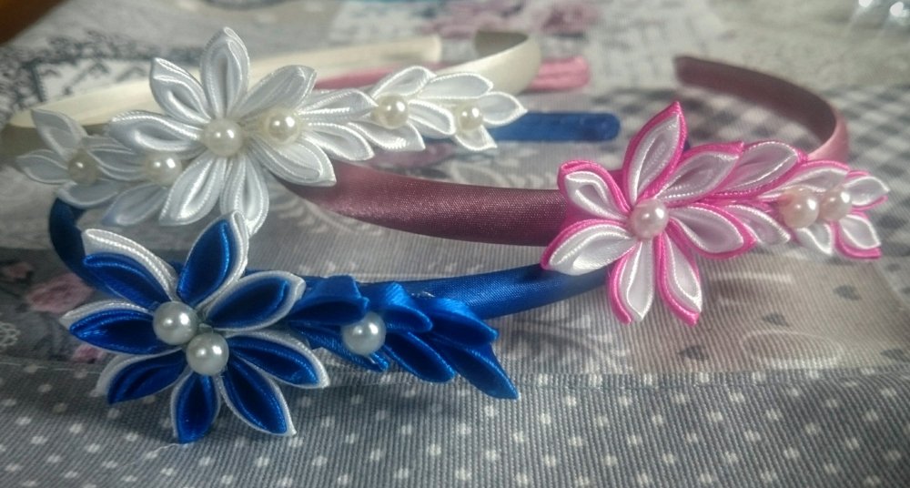Cerchietto bimba con fiori in raso e perle