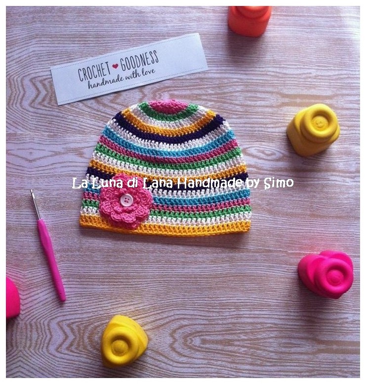 Cappellino da bambina a uncinetto, modello a righe,  perfetto per la mezza stagione