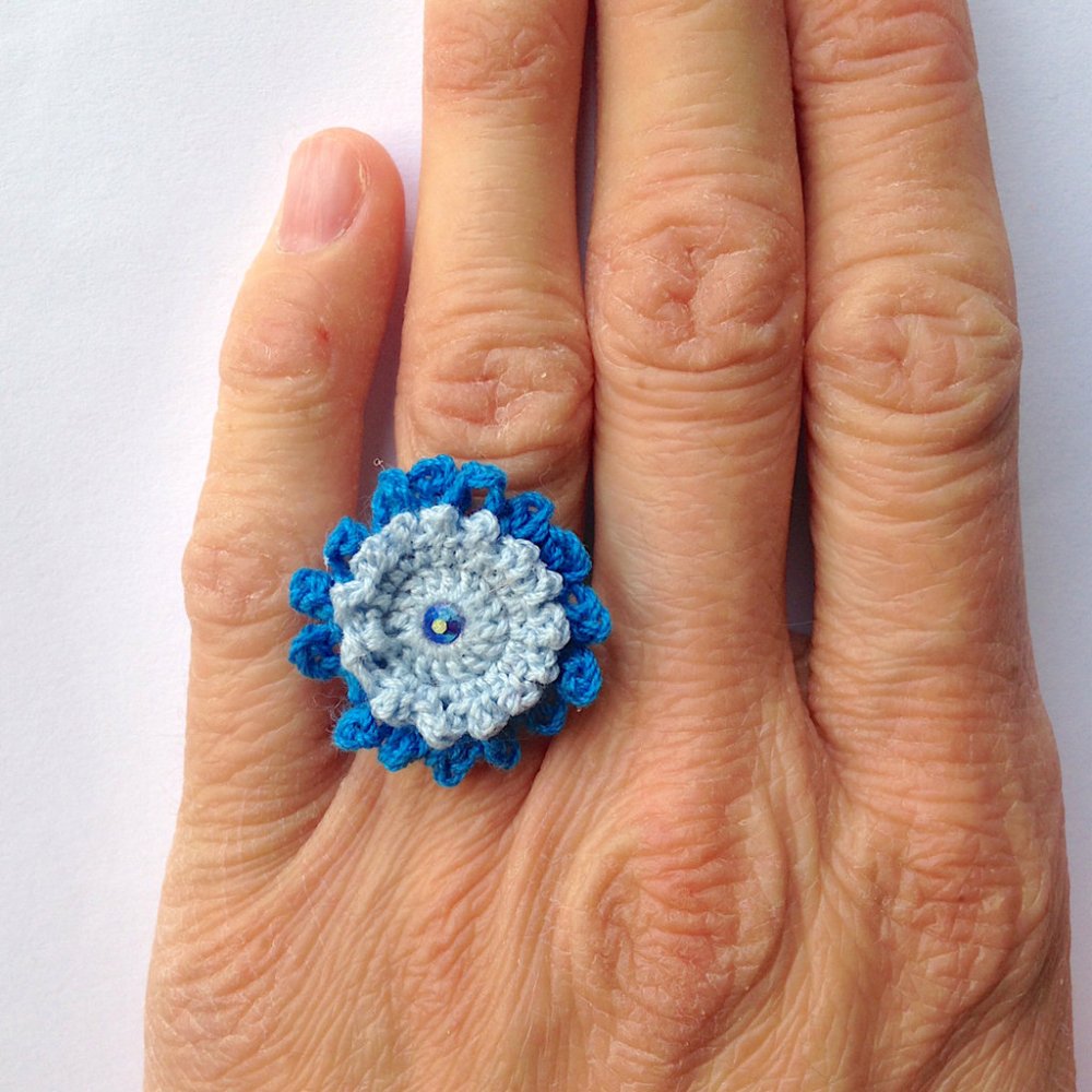 Anello regolabile con fiore azzurro e blu e strass, fatto a mano all' uncinetto