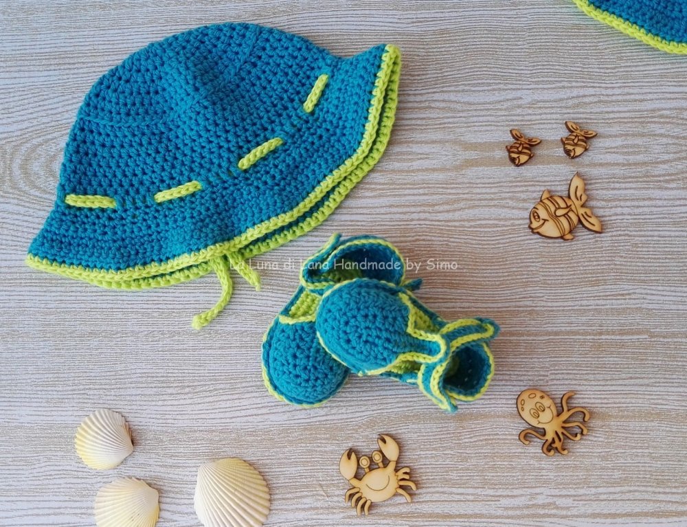 Cappellino e sandalini coordinati per bimbo ad uncinetto