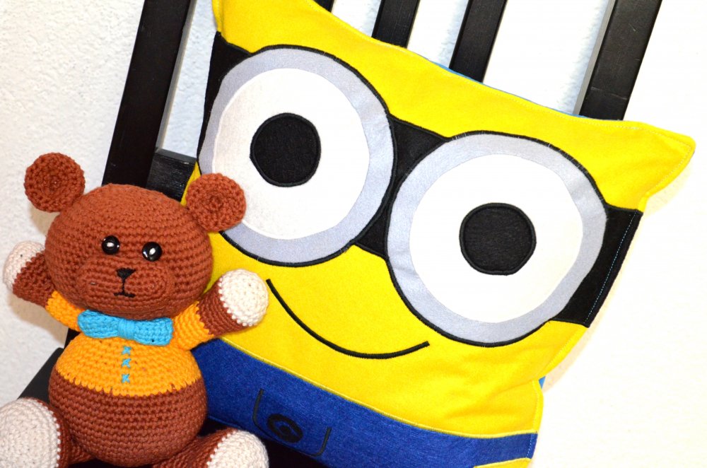 Cuscino minion in pannolenci e tessuto 