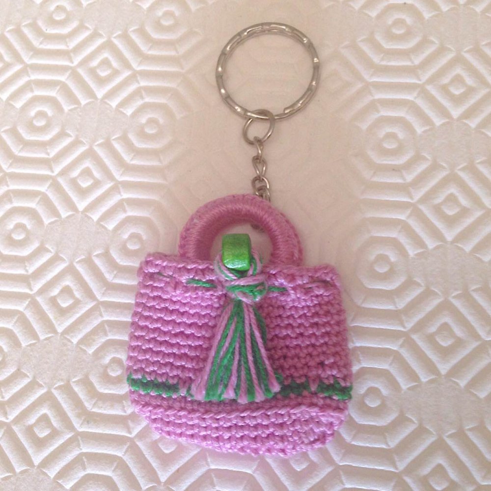 Portachiavi con mini borsetta rosa e verde fatta a mano all'uncinetto