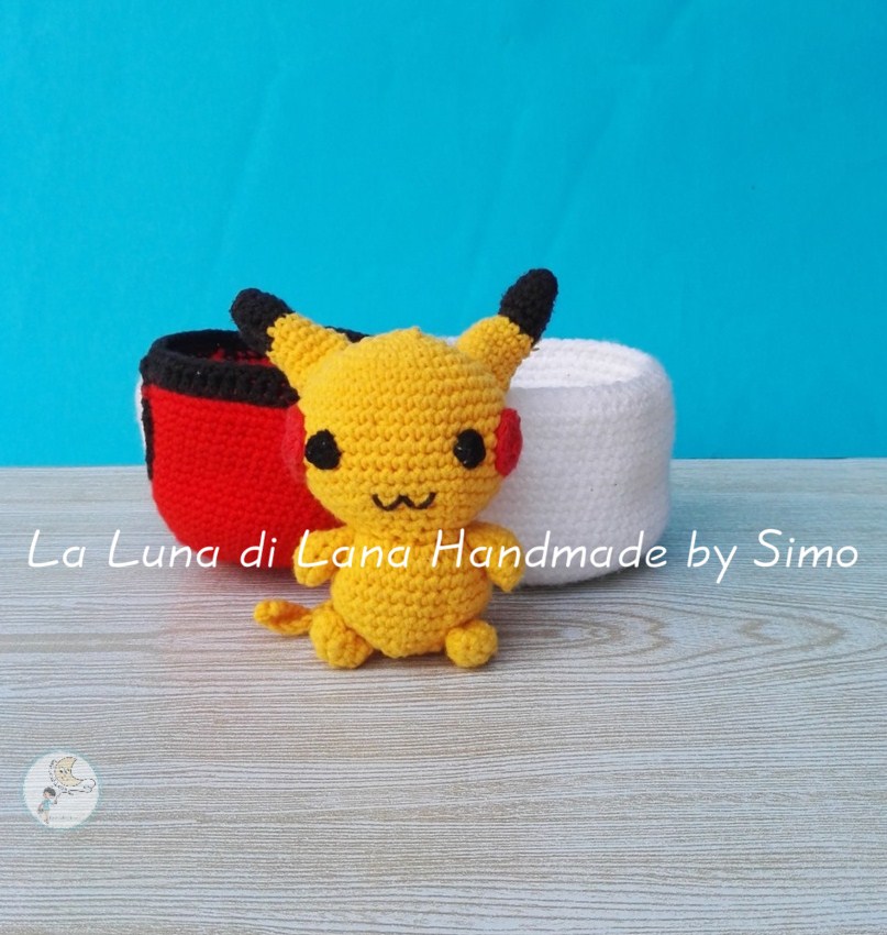 Pupazzetto Pikachu e Pokeball amigurumi