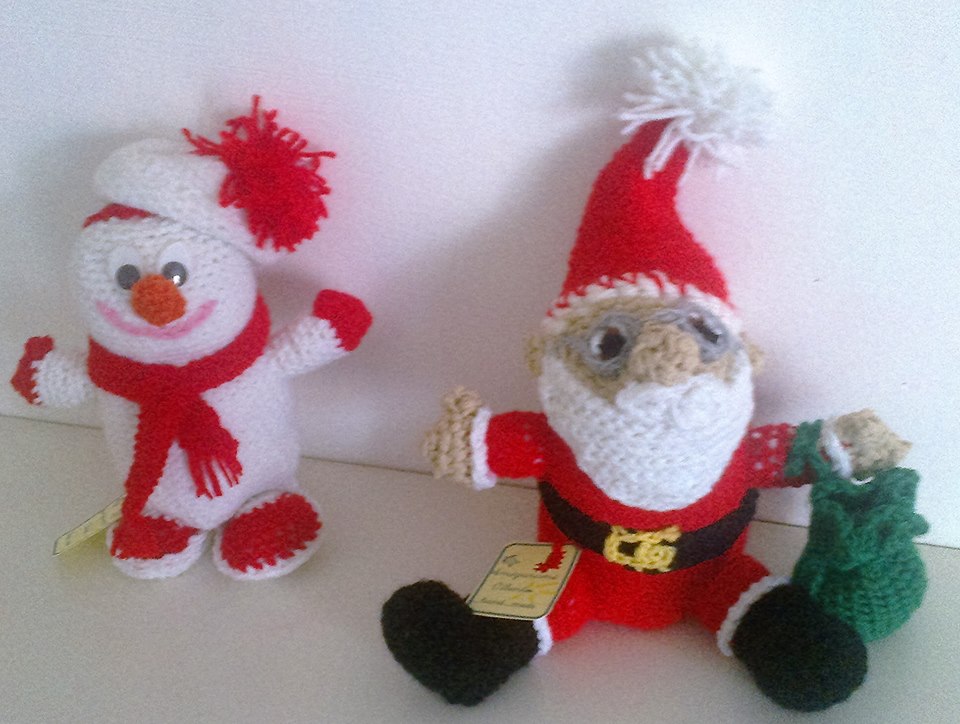 Babbo Natale  e Pupazzo di neve lavorati ad uncinetto con la tecnica amigurumi