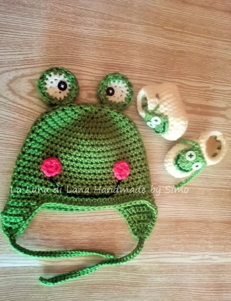 Cappellino e scarpine ad uncinetto per neonato a forma di ranocchio