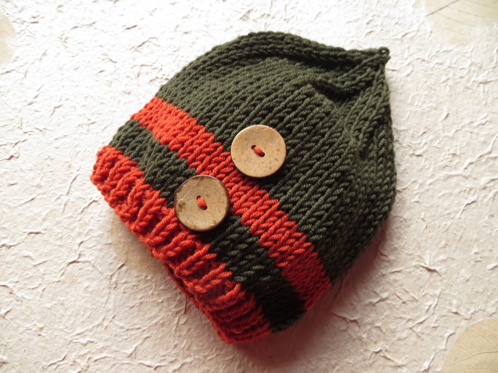 Cappello Bimbo con bottoni in legno