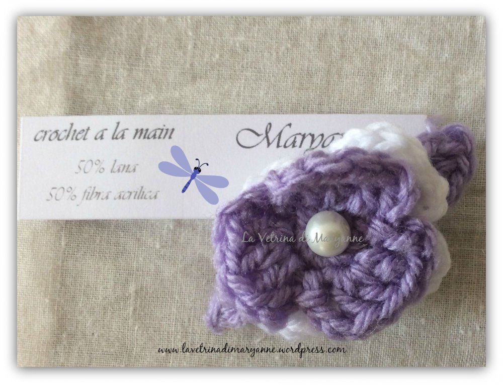 Mollettina fermacapelli a scatto rivestita in lana lavorata crochet con fiore doppio e perlina.