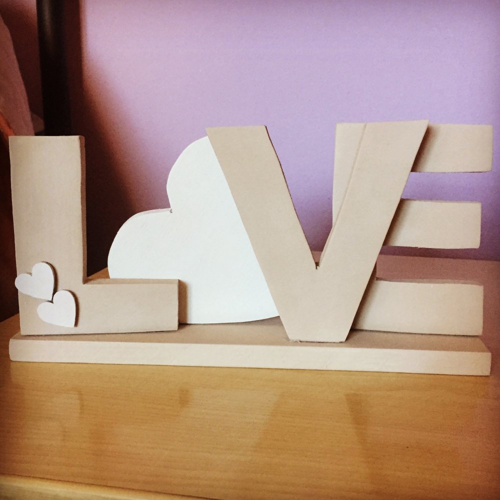 Love scritta in legno