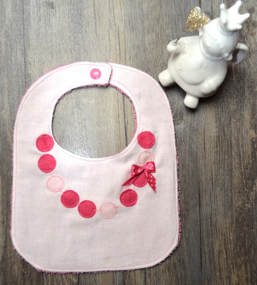 Bavaglino con finta collana e fiocco