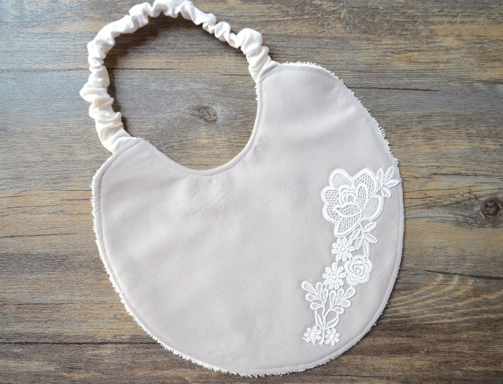 Bavaglino in cotone con pizzo applicato 
