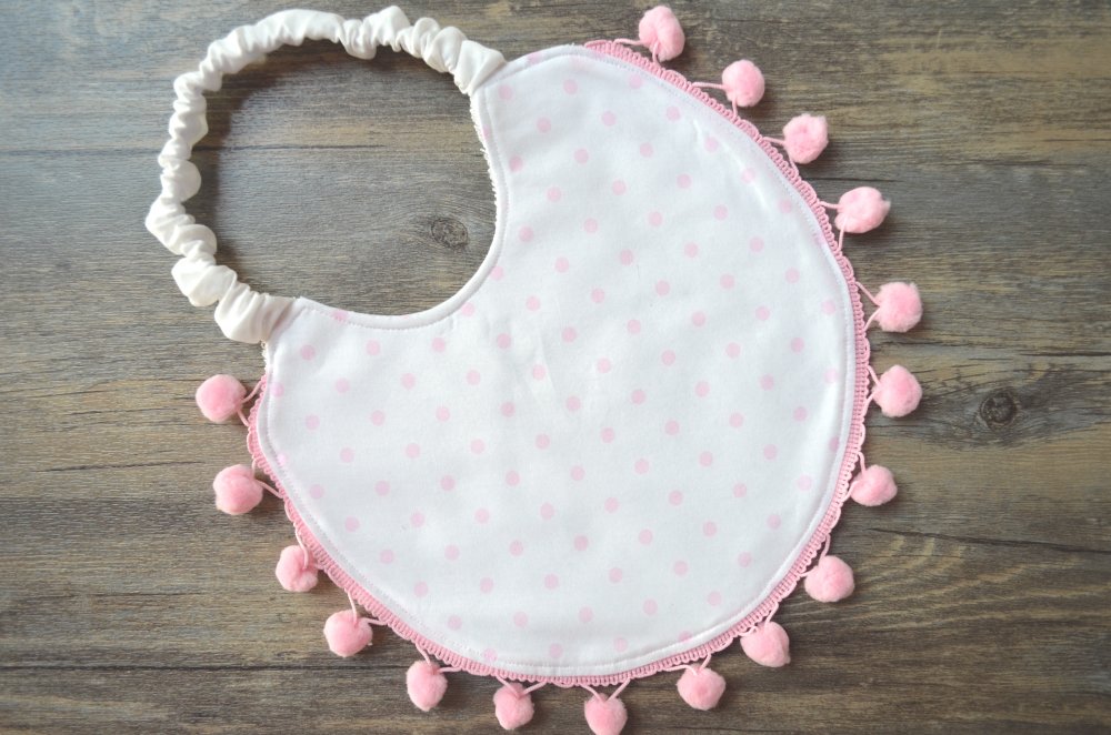 Bavaglino a pois rosa con pompom 