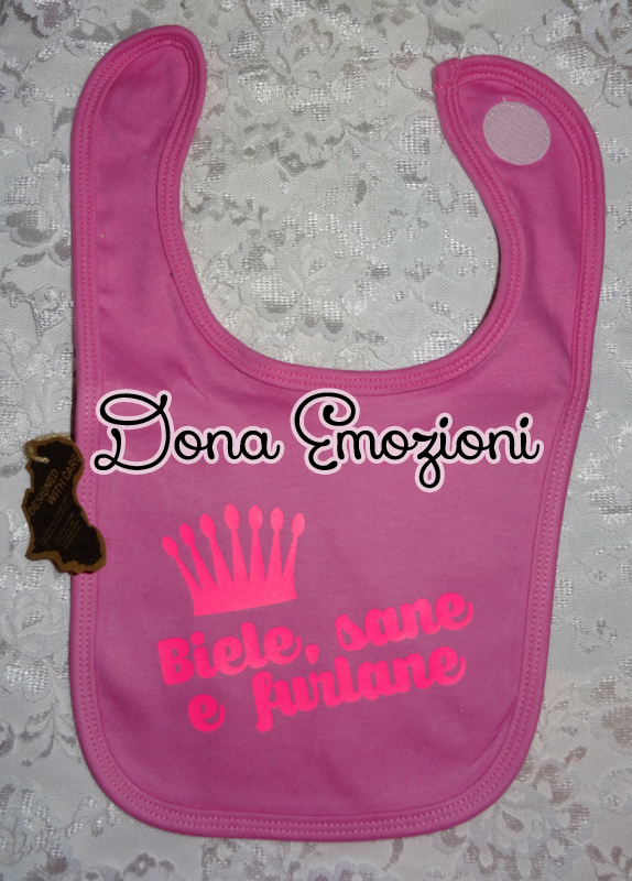 Bavaglino rosa chewing gum con scritta in friulano 