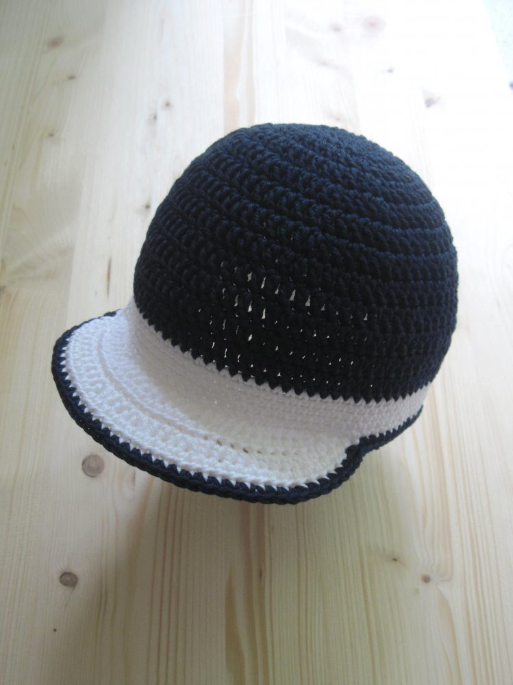 Cappellino bimbo con visiera lavorato all'uncinetto in puro cotone bianco e blu