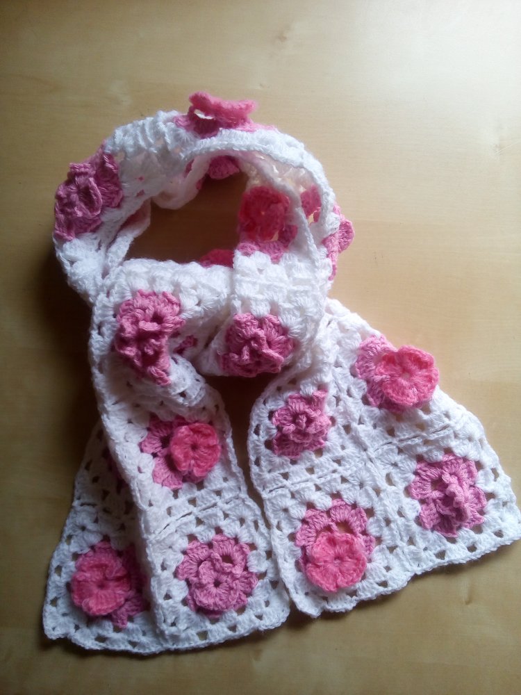sciarpa all'uncinetto  con fiorelli granny square