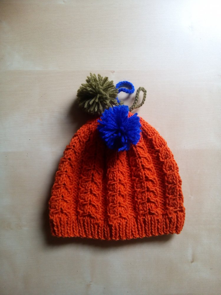 berretto per bambino fatto a mano con pompon
