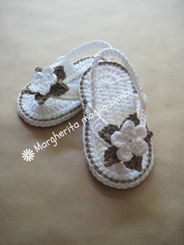 Scarpine sandali infradito bambina cotone bianco/tortora fatti a mano all'uncinetto