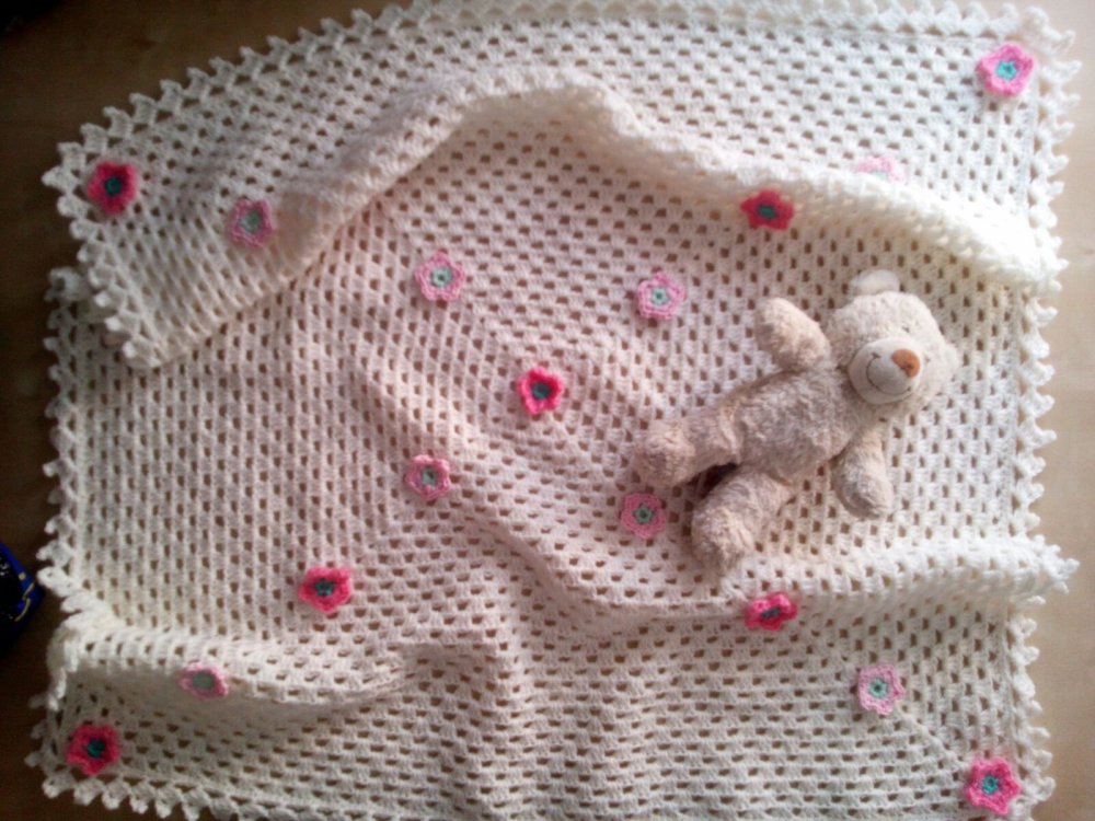coperta per neonata all'uncinetto con fiorellini