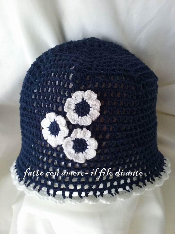 cappello in cotone blu con fiorellini bianchi