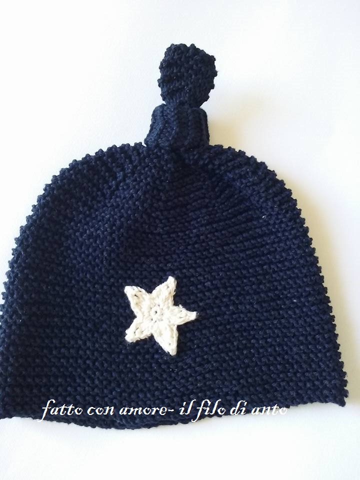 Cappello bambino in blu lavorato a maglia 