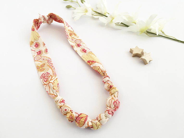 Collana allattamento realizzata con stoffa a fiori e perle in legno naturale
