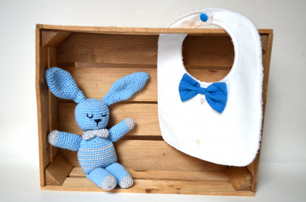Bavaglino bianco simil camicia con papillon azzurro 