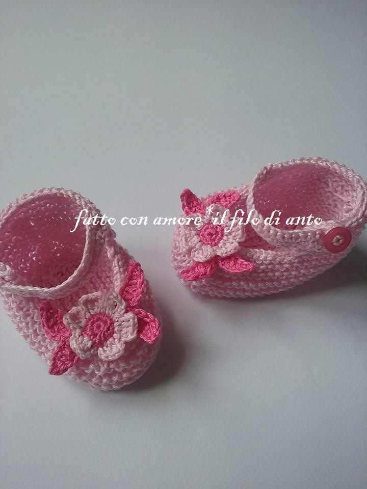 Scarpine rosa con fiore e foglioline
