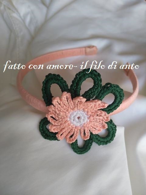 Cerchietto rosa con margherita  a uncinetto