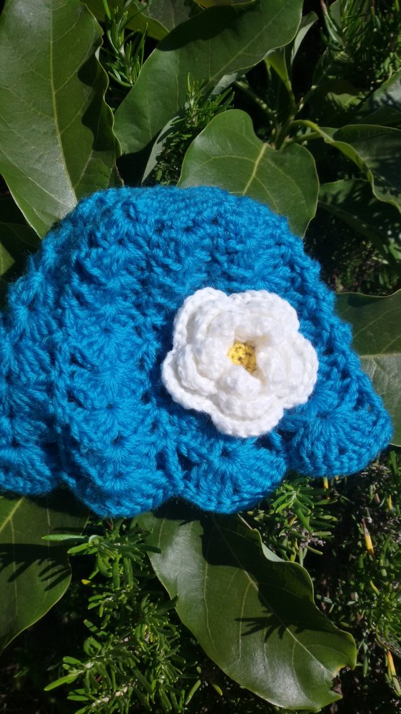 Cappellino con fiore bianco
