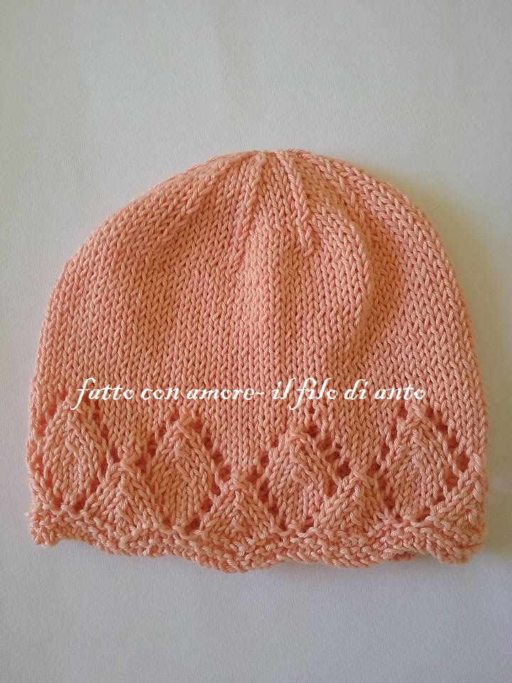 Cappello bambina in rosa pesca con motivo a rombi a fori
