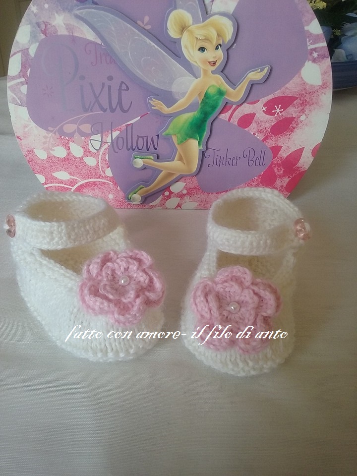 Scarpine bianche con fiore rosa