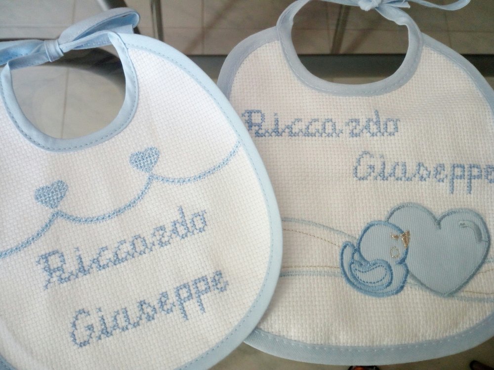 Bavaglino in tela Aida ricamato a mano