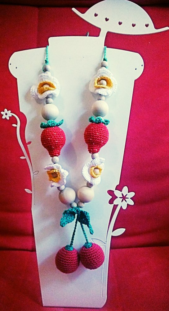 Collane da allattamento e babywearing con animali e frutta lavorati all'uncinetto