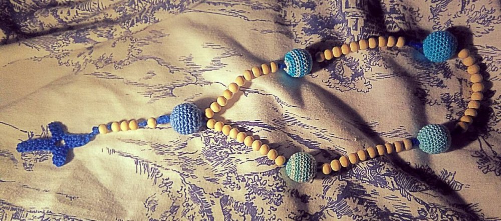 Rosario in cotone per bambini con perle lavorate all'uncinetto e in legno grezzo, personalizzabile con nome