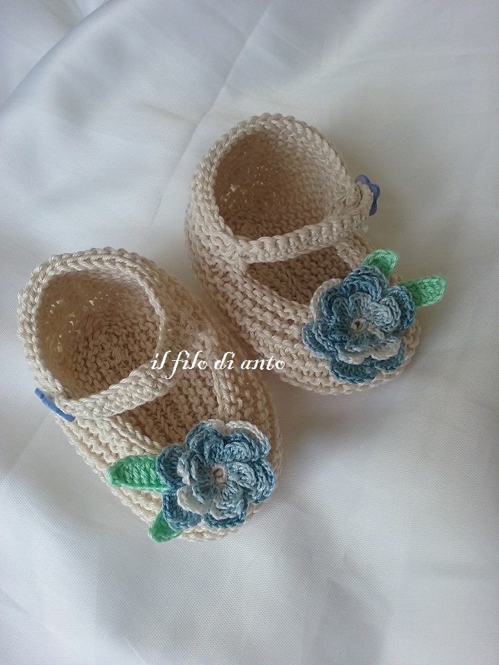 Scarpine bambina beige con fiore azzurro e foglioline