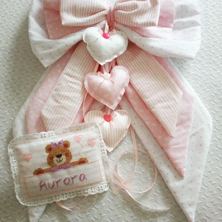 Fiocco nascita con cuori imbottiti e ricamo
