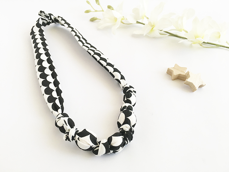 Collana allattamento in stoffa bianca/nera e perle in legno naturale