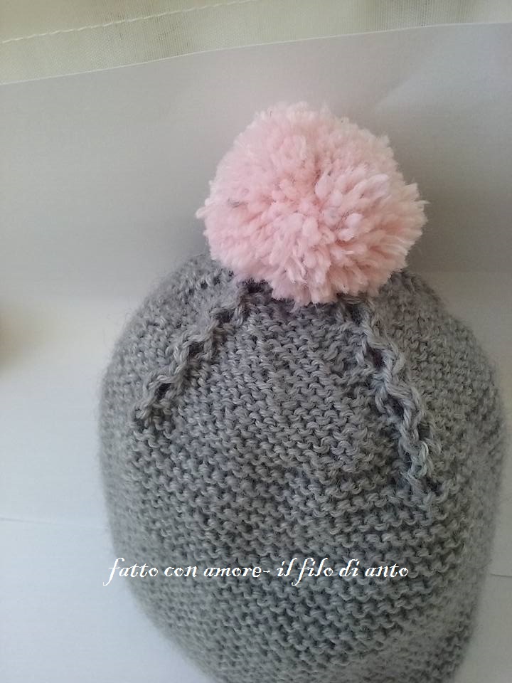 Cappello grtigio con pom pom rosa