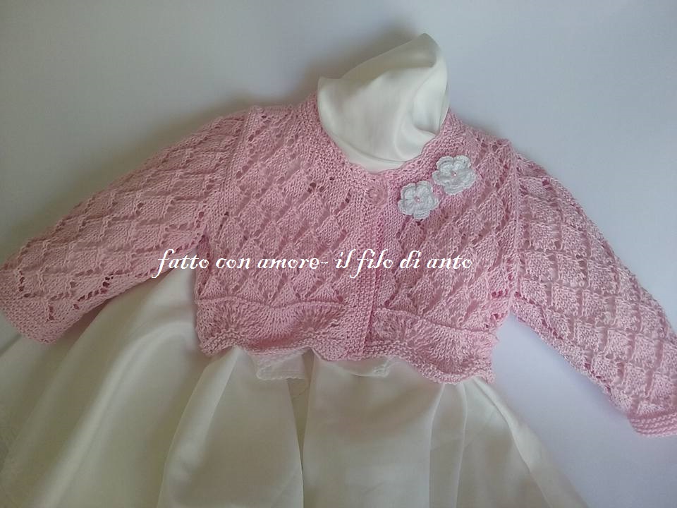 Coprispalle / cardigan /maglia rosa con lavoro traforato e fiori bianchi