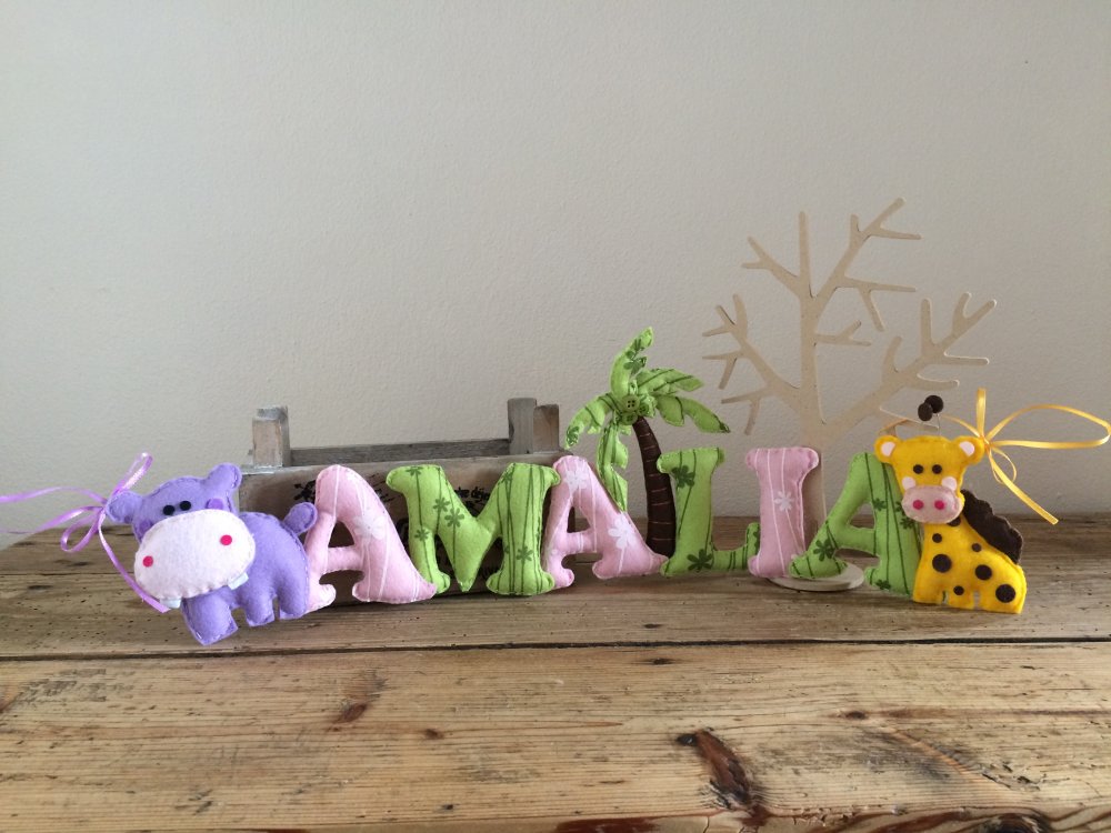 Banner nome in feltro e bottoni decorati