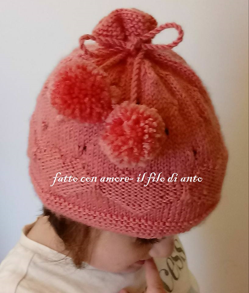 Cappello rosa con cuori e pom pom