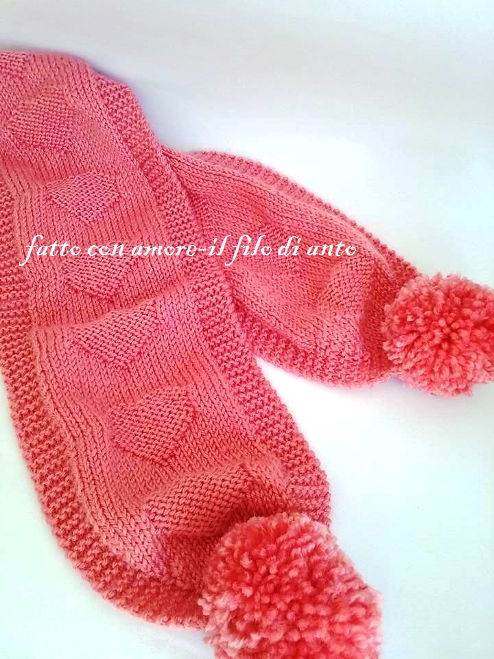 Sciarpa rosa con pom pom e cuori