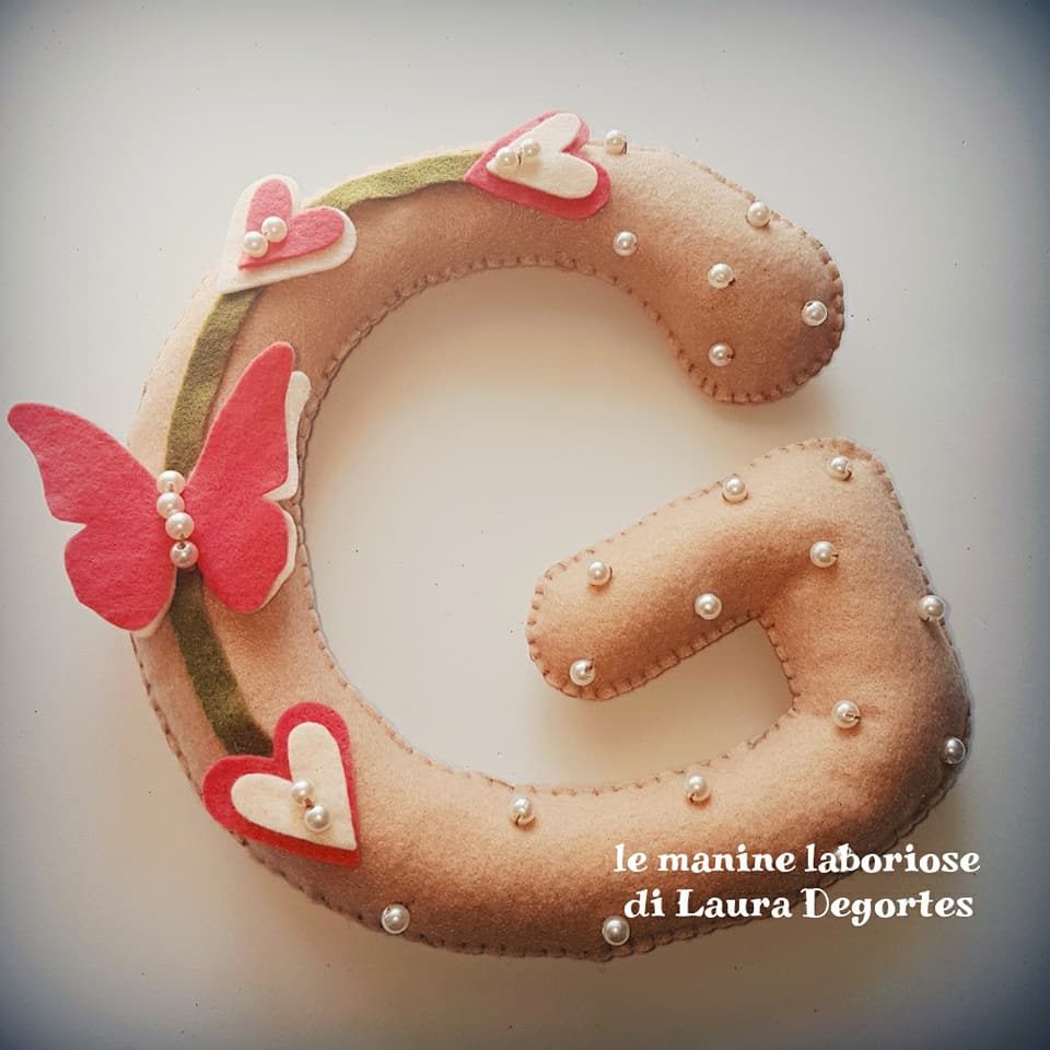 Lettera decorativa in feltro 21 cm x 18 cm