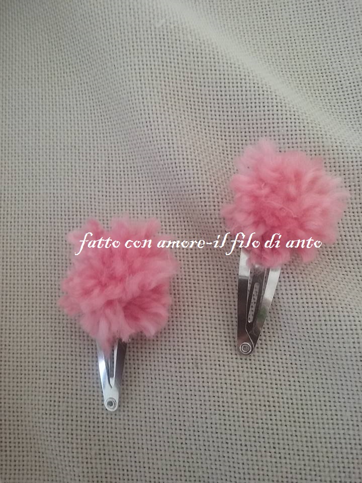 Coppia fermagli / fermacapelli con pom pom in lana rosa